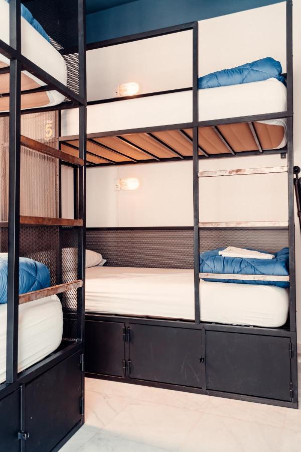 Lit Simple dans Dortoir Mixte (4 Adultes)
