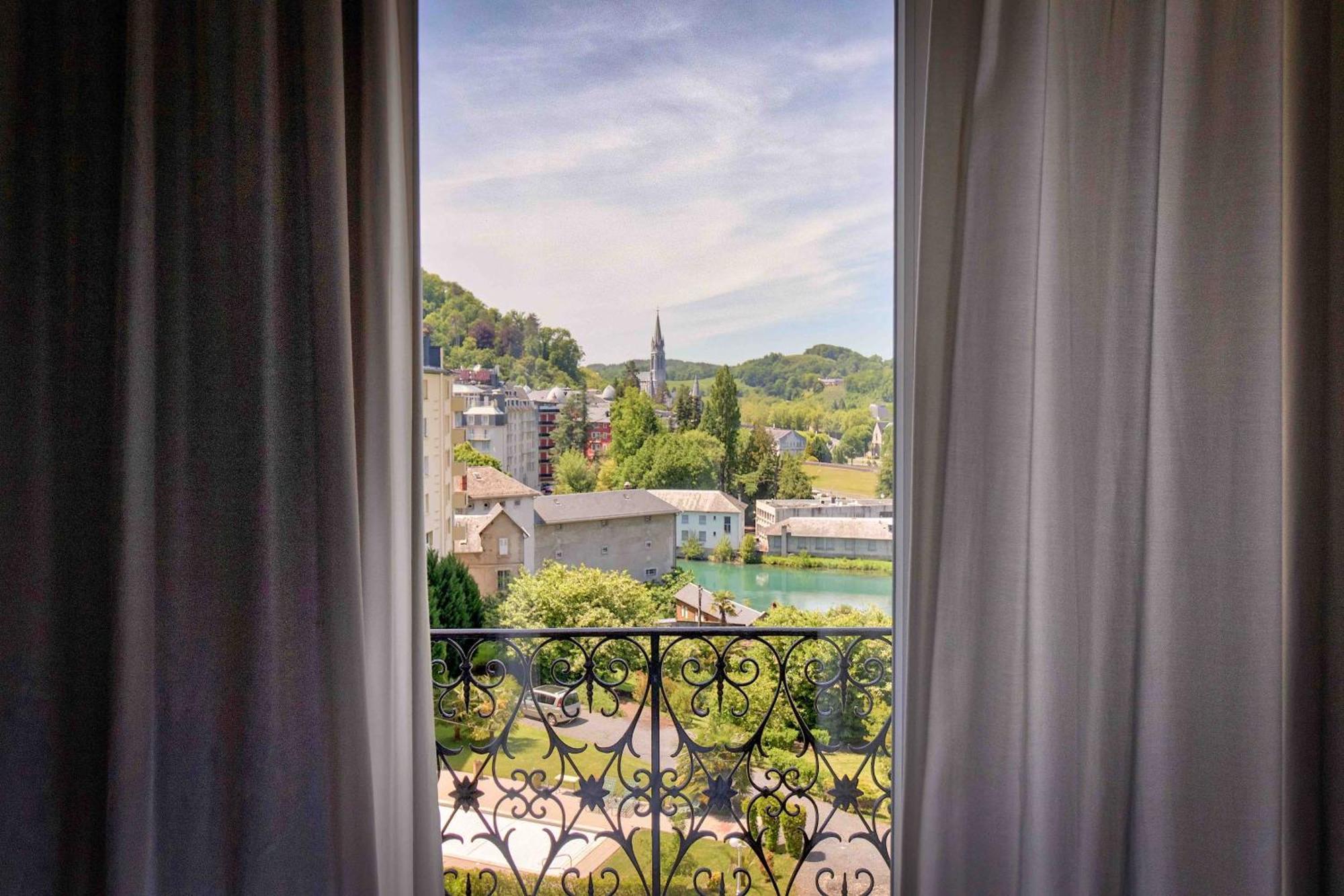 Chambre Lit King-Size avec Balcon et Accès Gratuit au Spa - Vue sur Sanctuaire