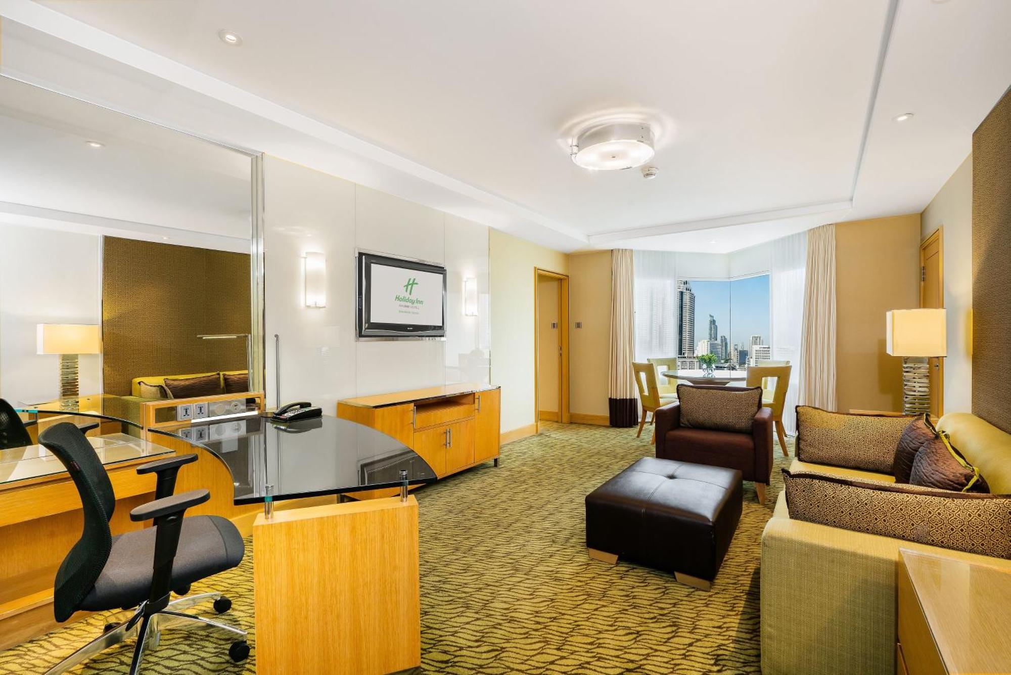 One-Bedroom Premium Suite with City View - Non-Smoking