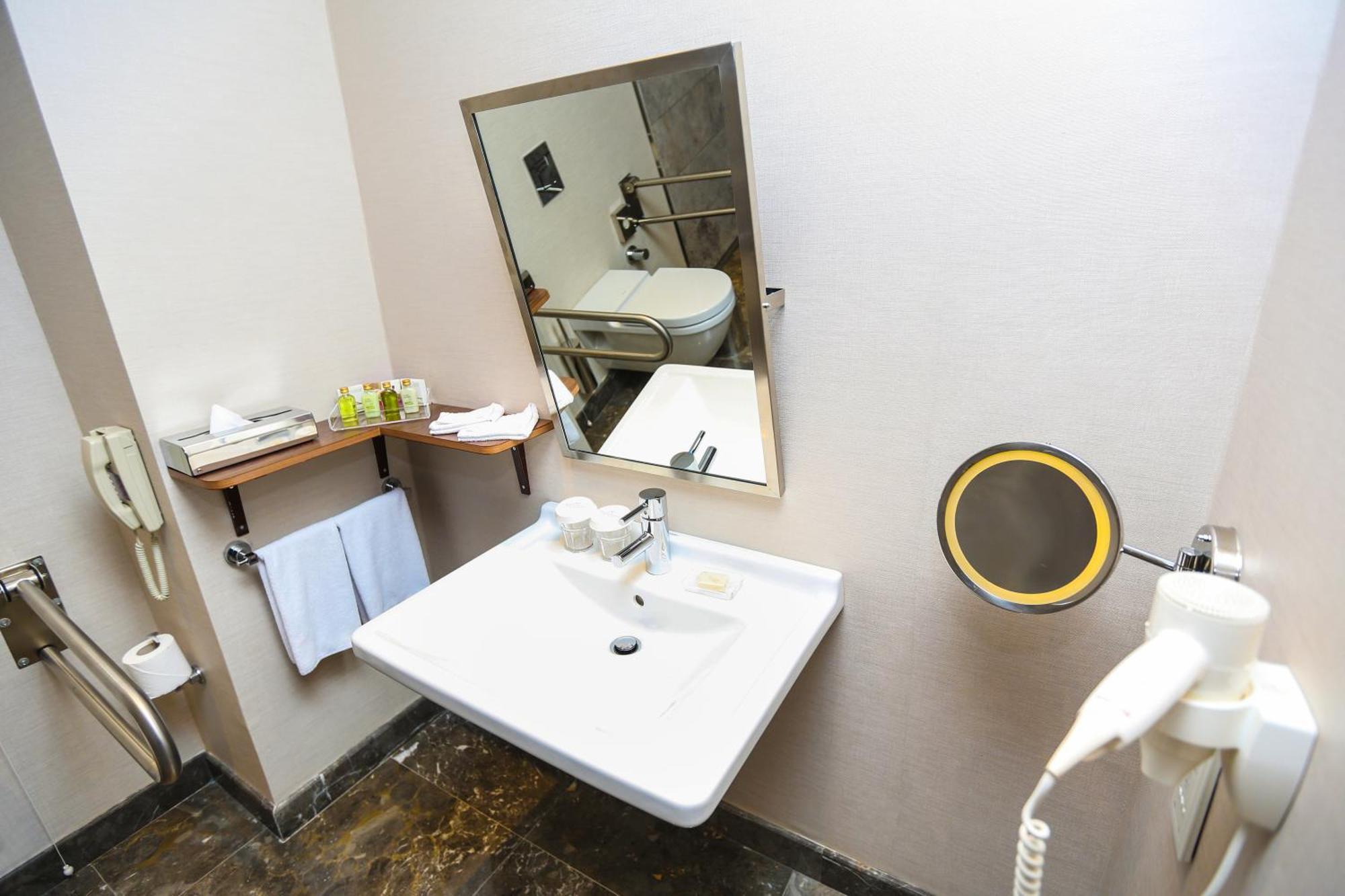 Chambre Lit Queen-Size Standard - Accessible aux Personnes à Mobilité Réduite