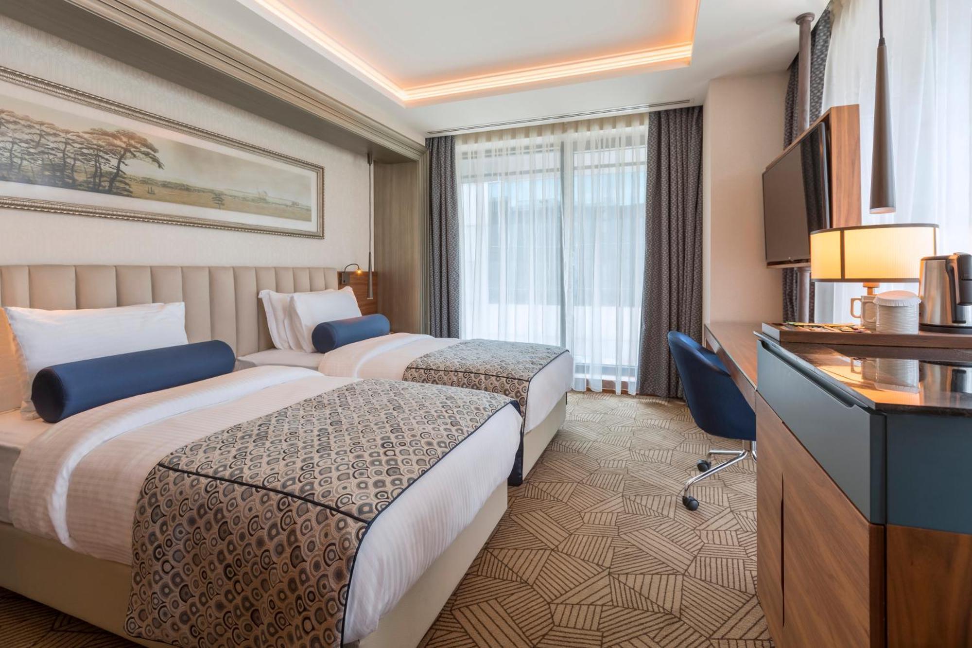 Chambre Supérieure de 25 m² avec 2 Lits Simples, Douche et Connexion Wi-Fi Gratuite - Vue sur Ville