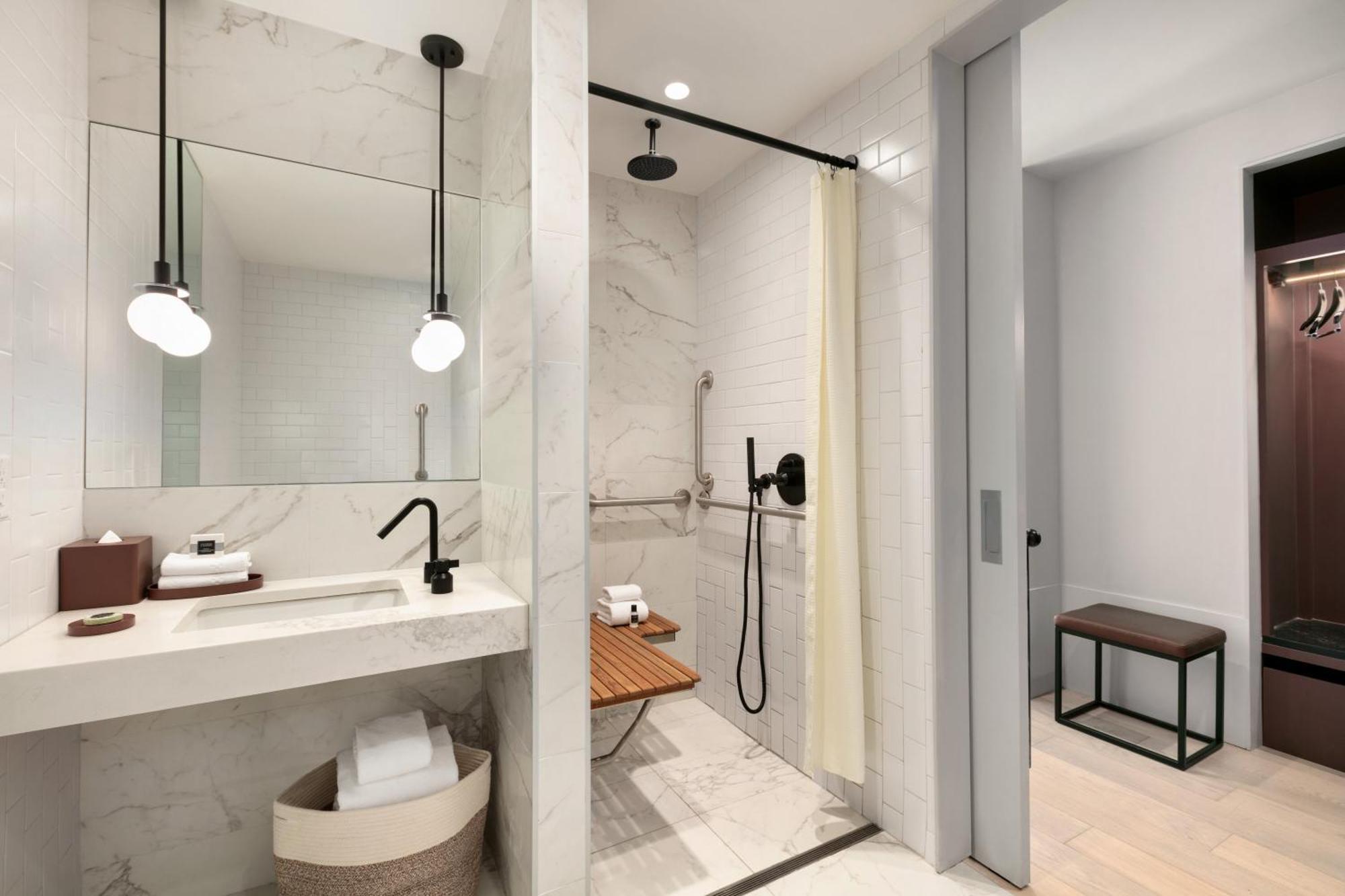 Chambre Lit King-Size Adaptée aux Personnes Malentendantes - Douche Accessible en Fauteuil Roulant