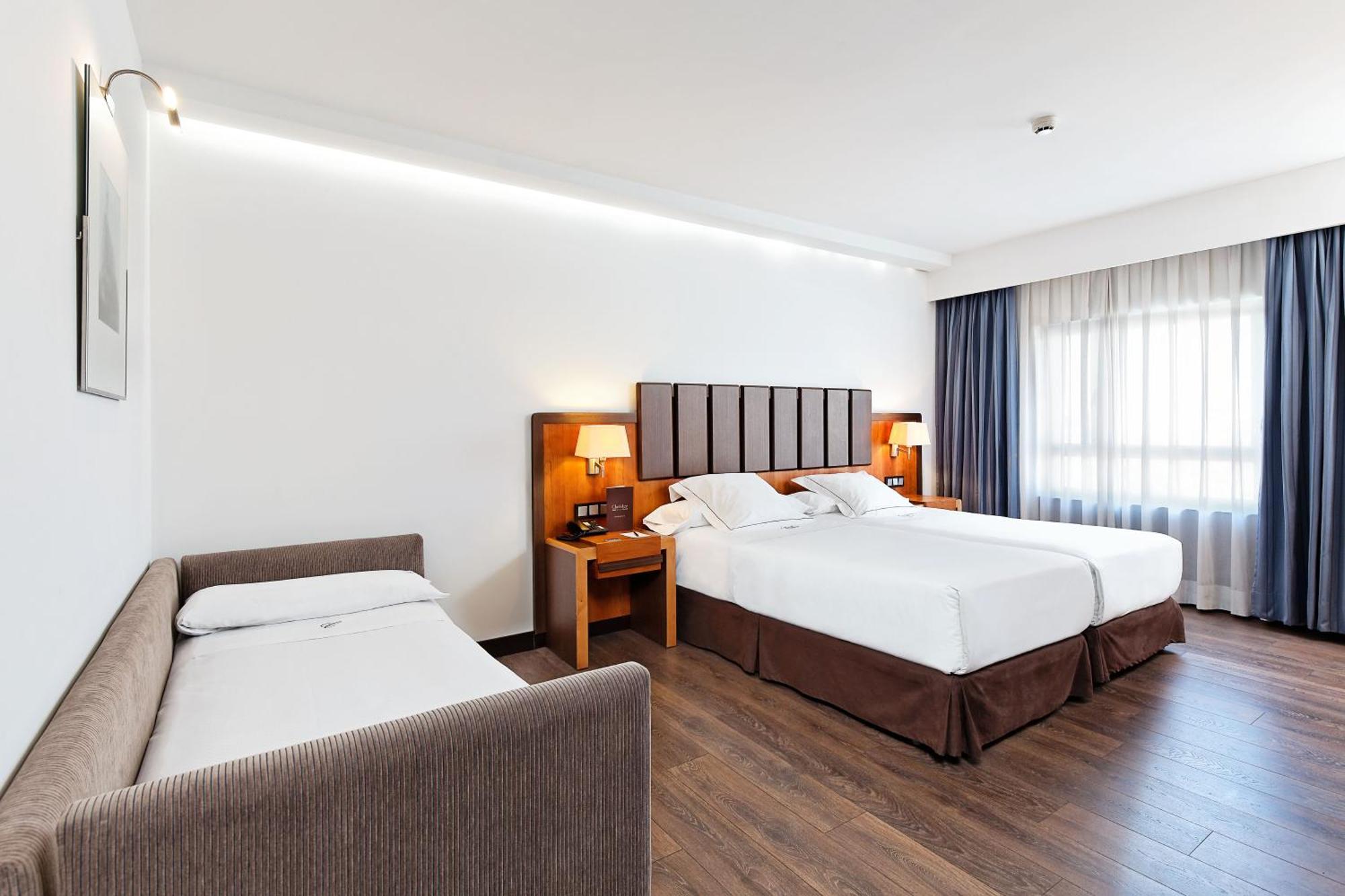 Chambre Triple (2 Adultes & 1 Enfant)