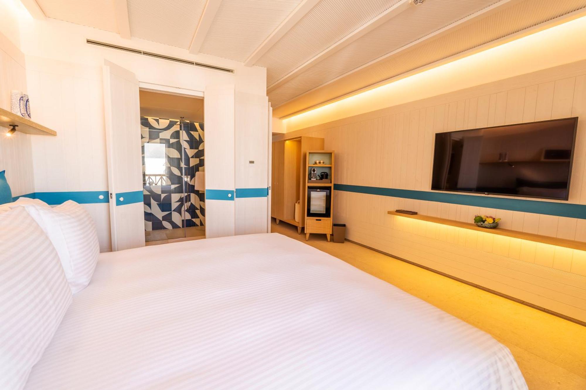 Chambre de Luxe Lit King-Size - Vue sur Piscine