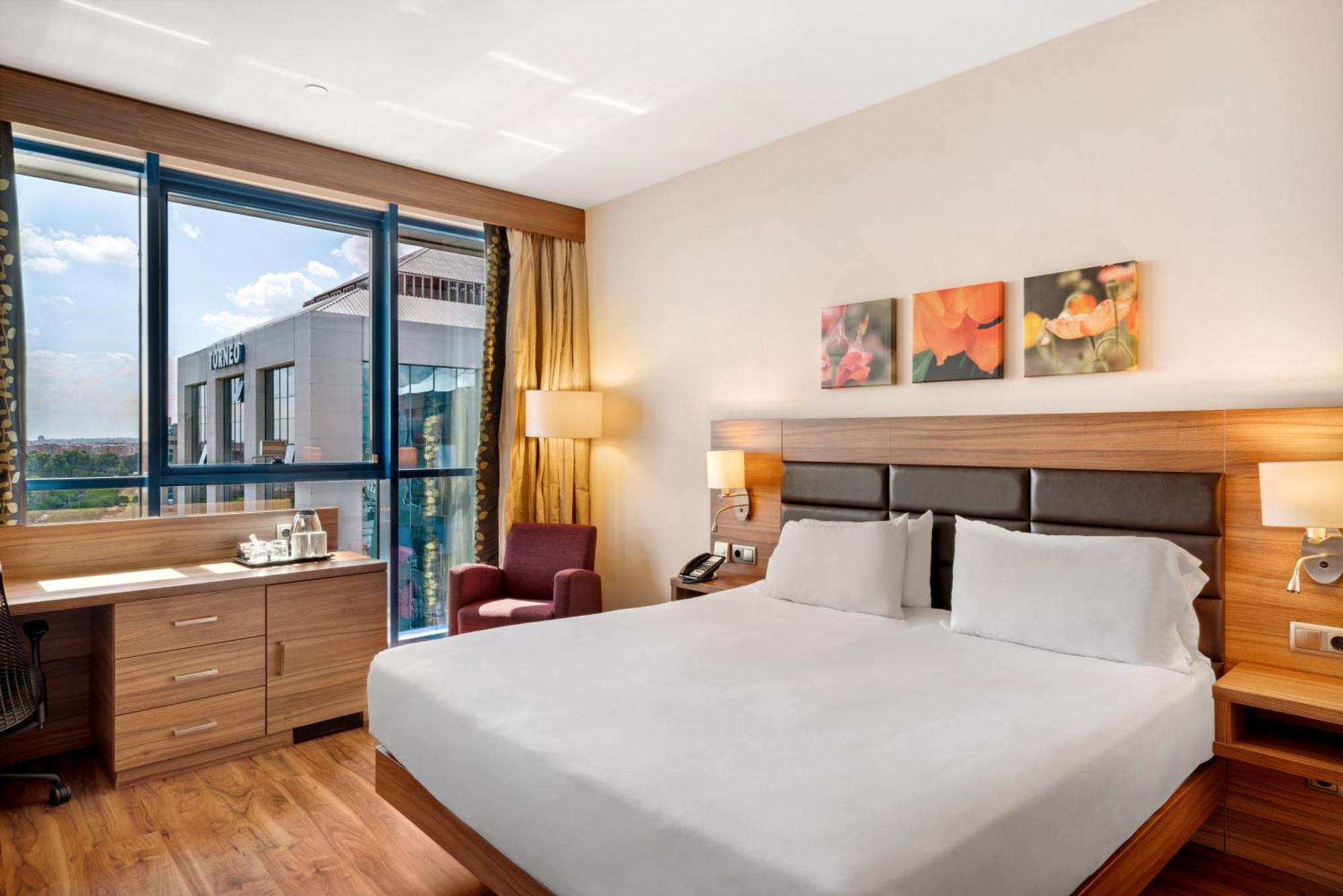 Chambre Lit Queen-Size Accessible aux Personnes à Mobilité Réduite