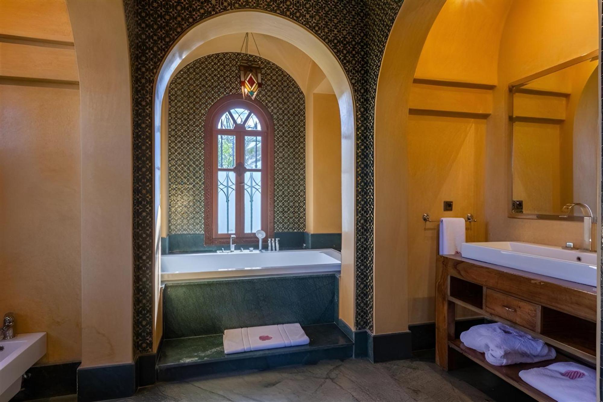 Chambre Lit King-Size - Vue sur Piscine