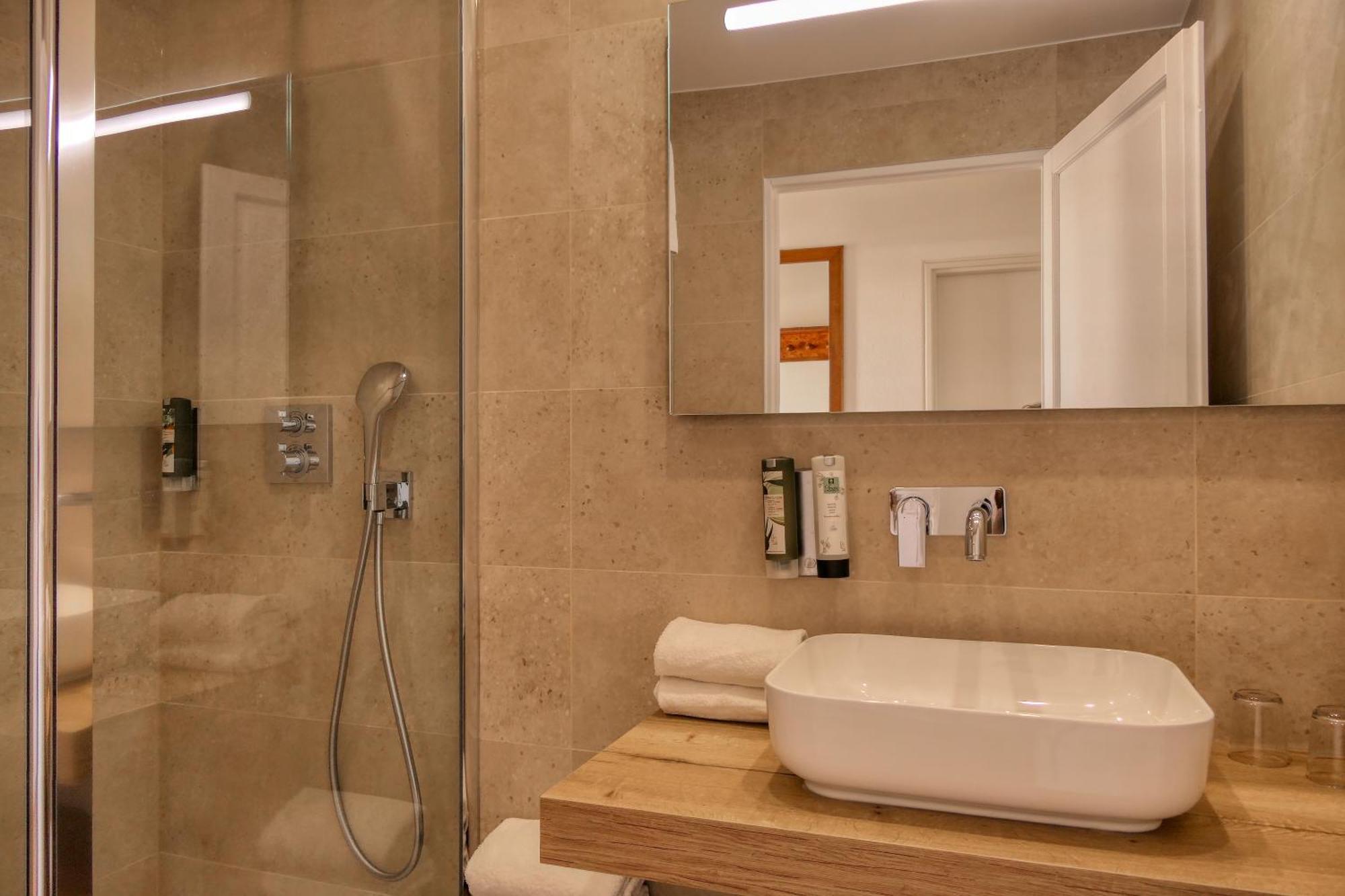 Chambre Triple - Vue sur la Piscine
