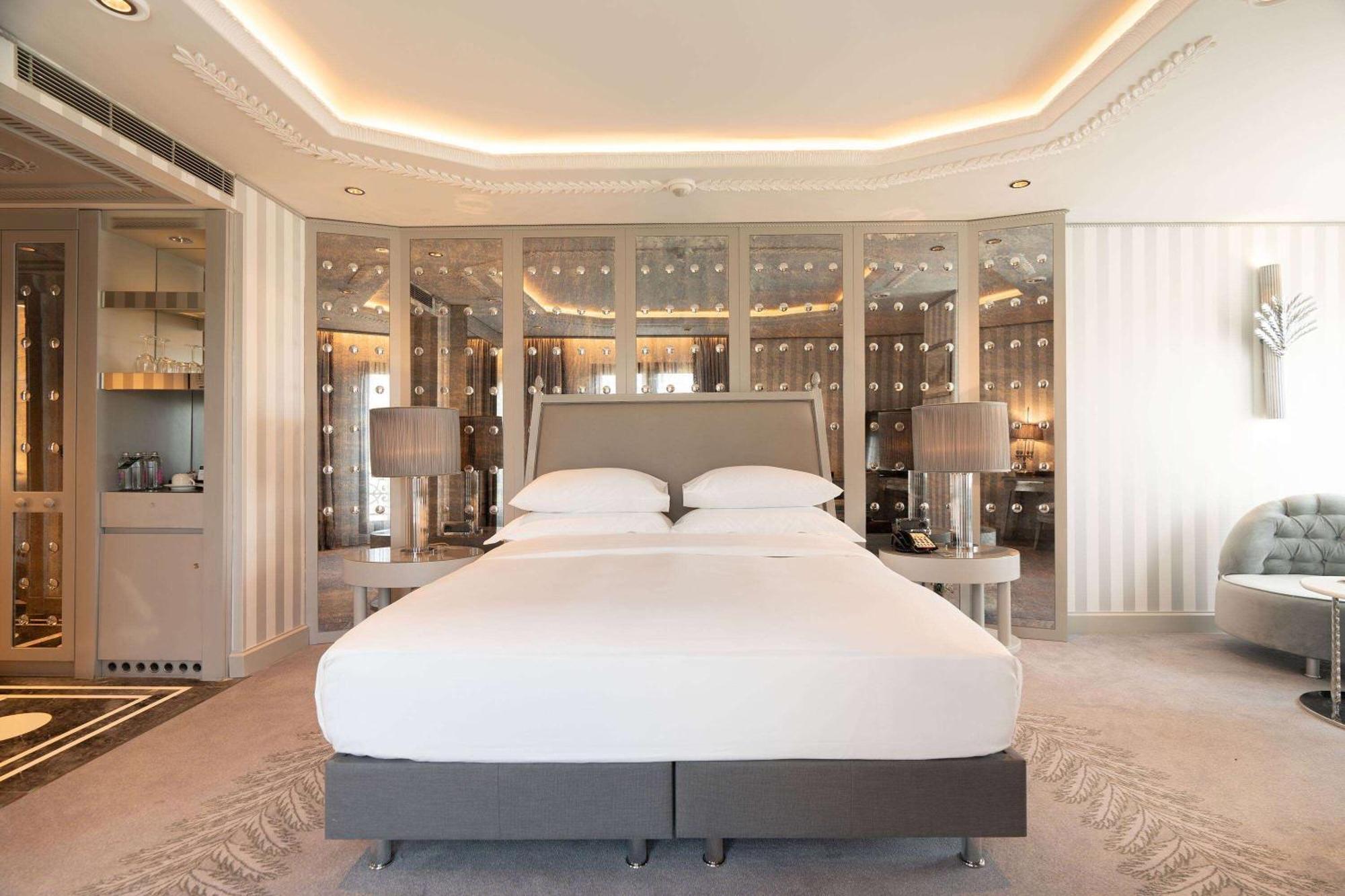 Chambre d'Angle Lit King-Size avec Bain à Remous et Vue sur le port de Plaisance