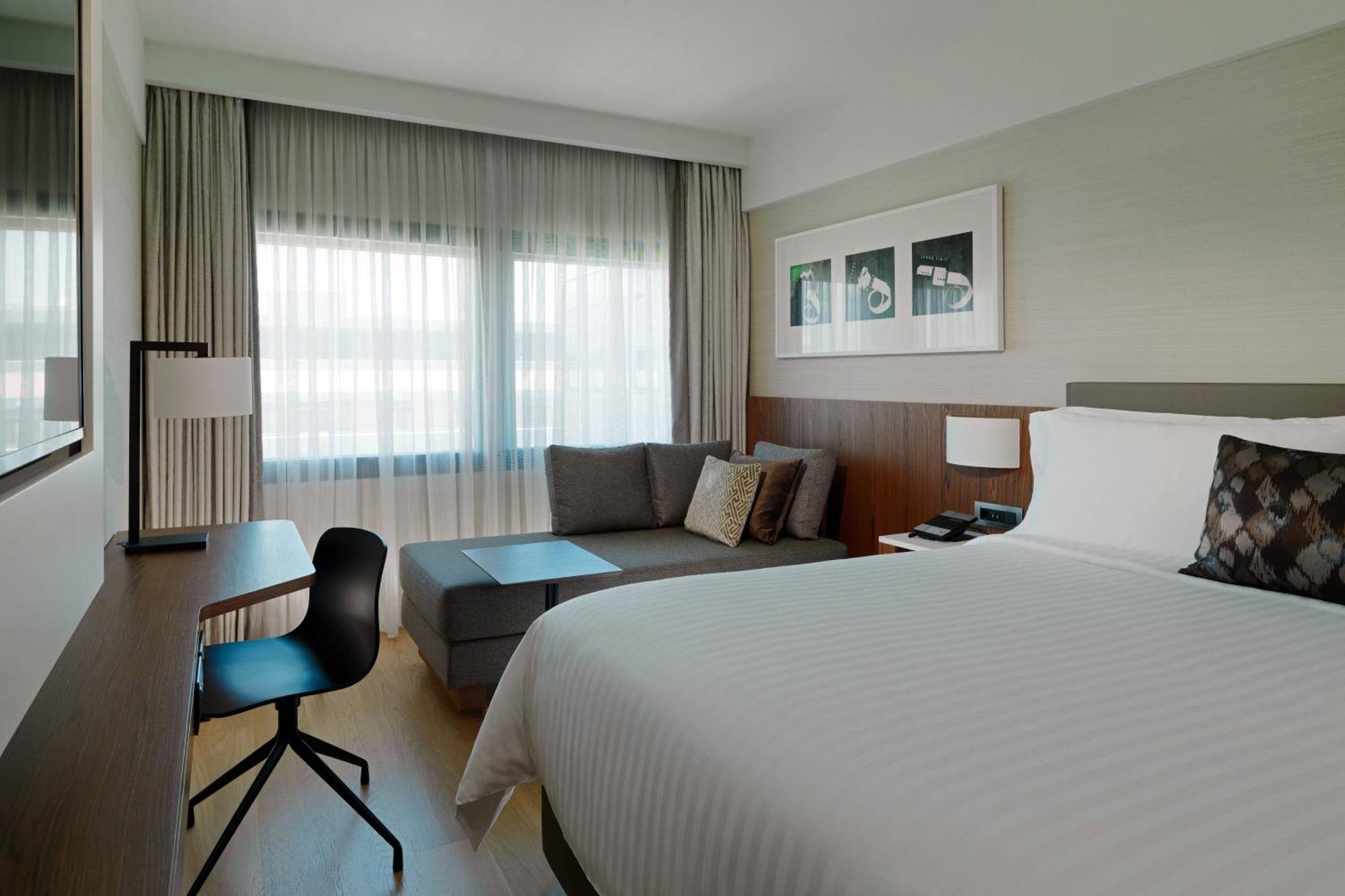 Executive Guest Room King Bed Courtyard View Top Floor,1634398074:JPEG