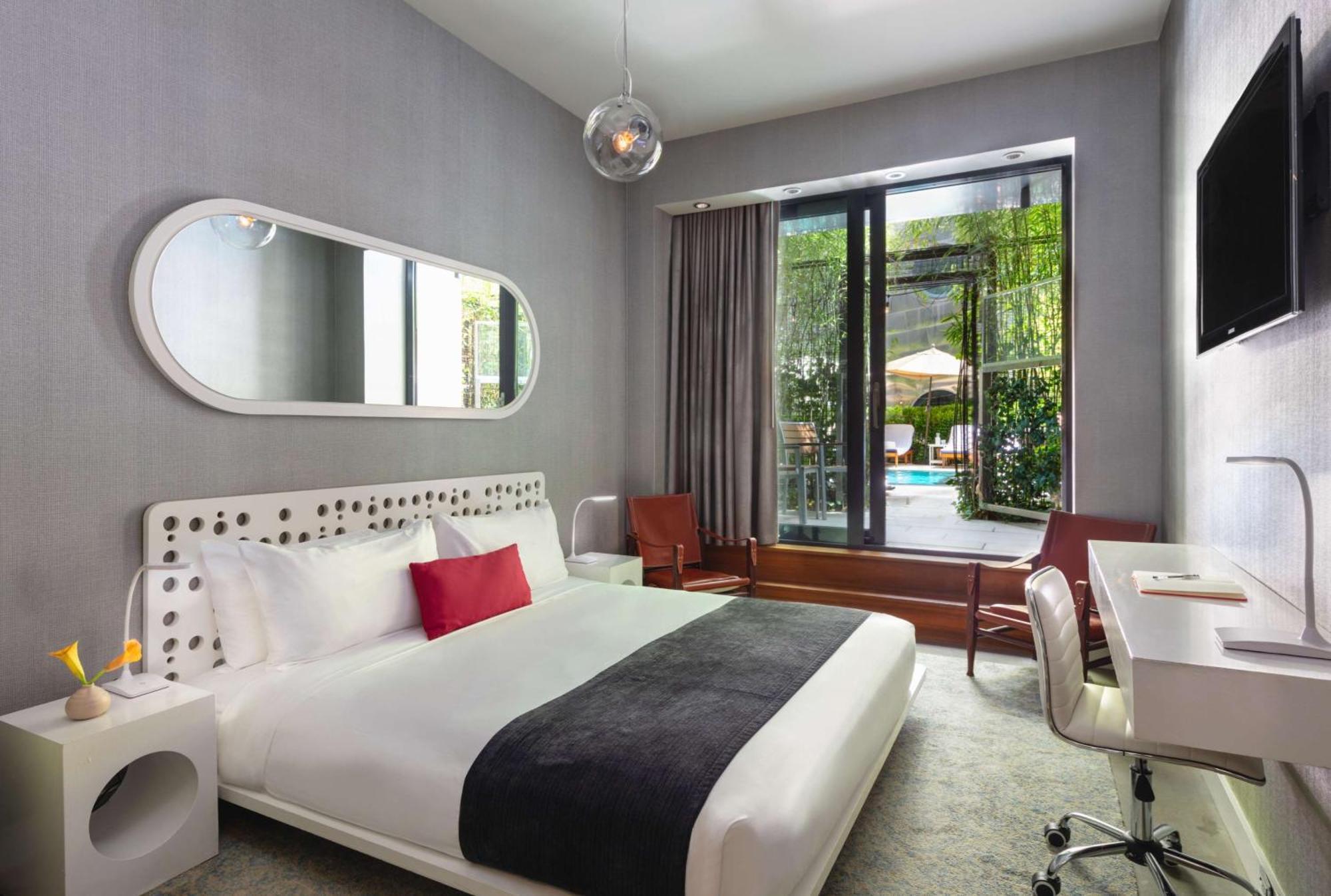 Chambre Lit King-Size avec Douche Accessible en Fauteuil Roulant et Accès Piscine