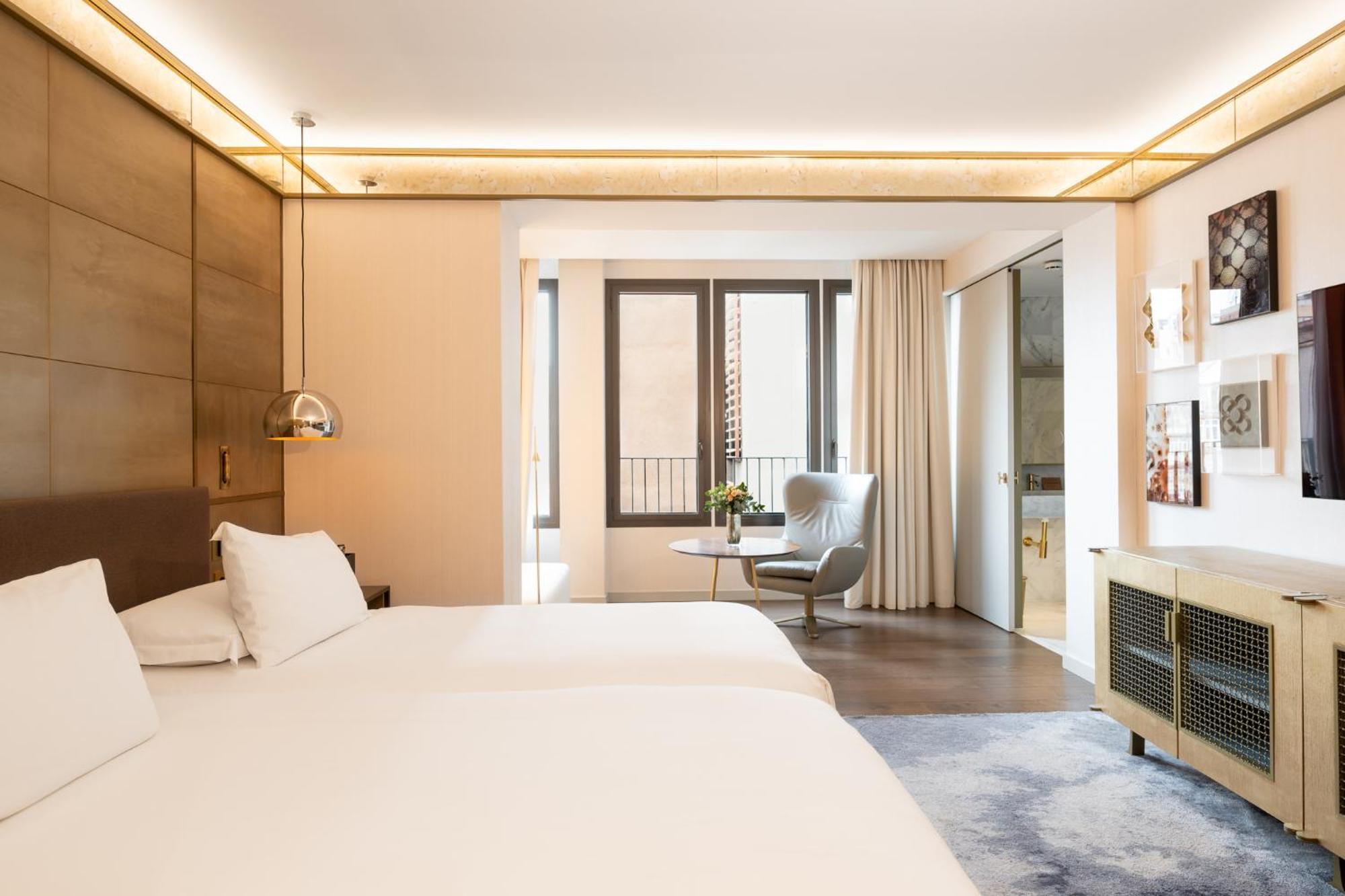 Chambre Lit King-Size avec Douche Accessible en Fauteuil Roulant - Adaptée aux Personnes à Mobilité Réduite