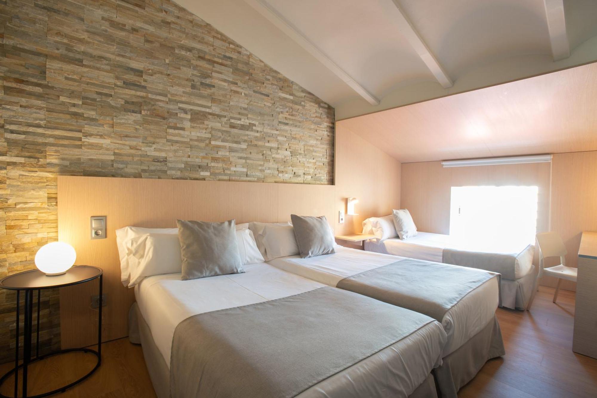 Chambre Triple (2 Adultes & 1 Enfant)