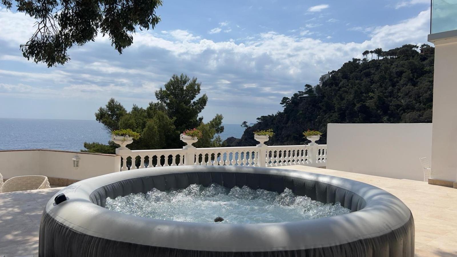 Suite avec Baignoire Spa sur la Terrasse