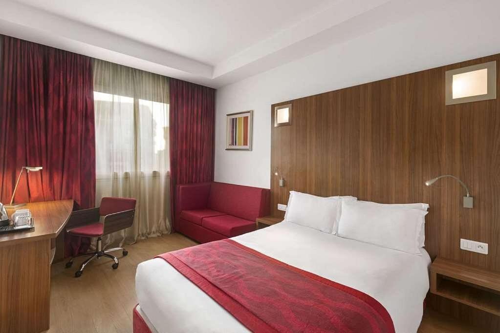 Chambre Lit Queen-Size avec Canapé-Lit - Accessible aux Personnes à Mobilité Réduite