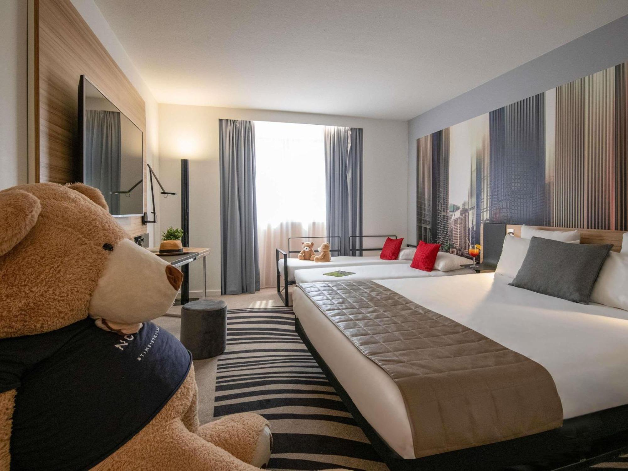 Chambre Familiale Supérieure avec 1 Lit Double et 2 Lits Simples