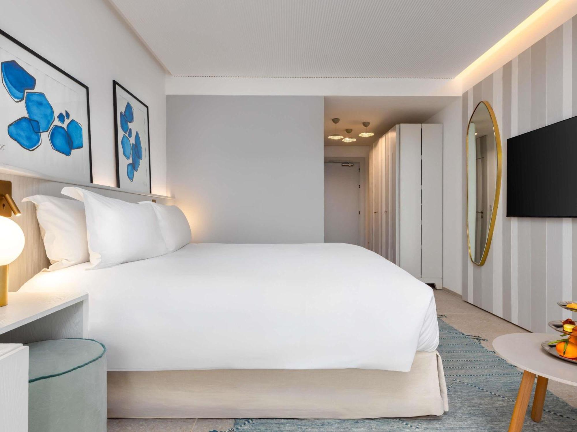 Chambre Queen Supérieure avec vue sur la Piscine et la Mer