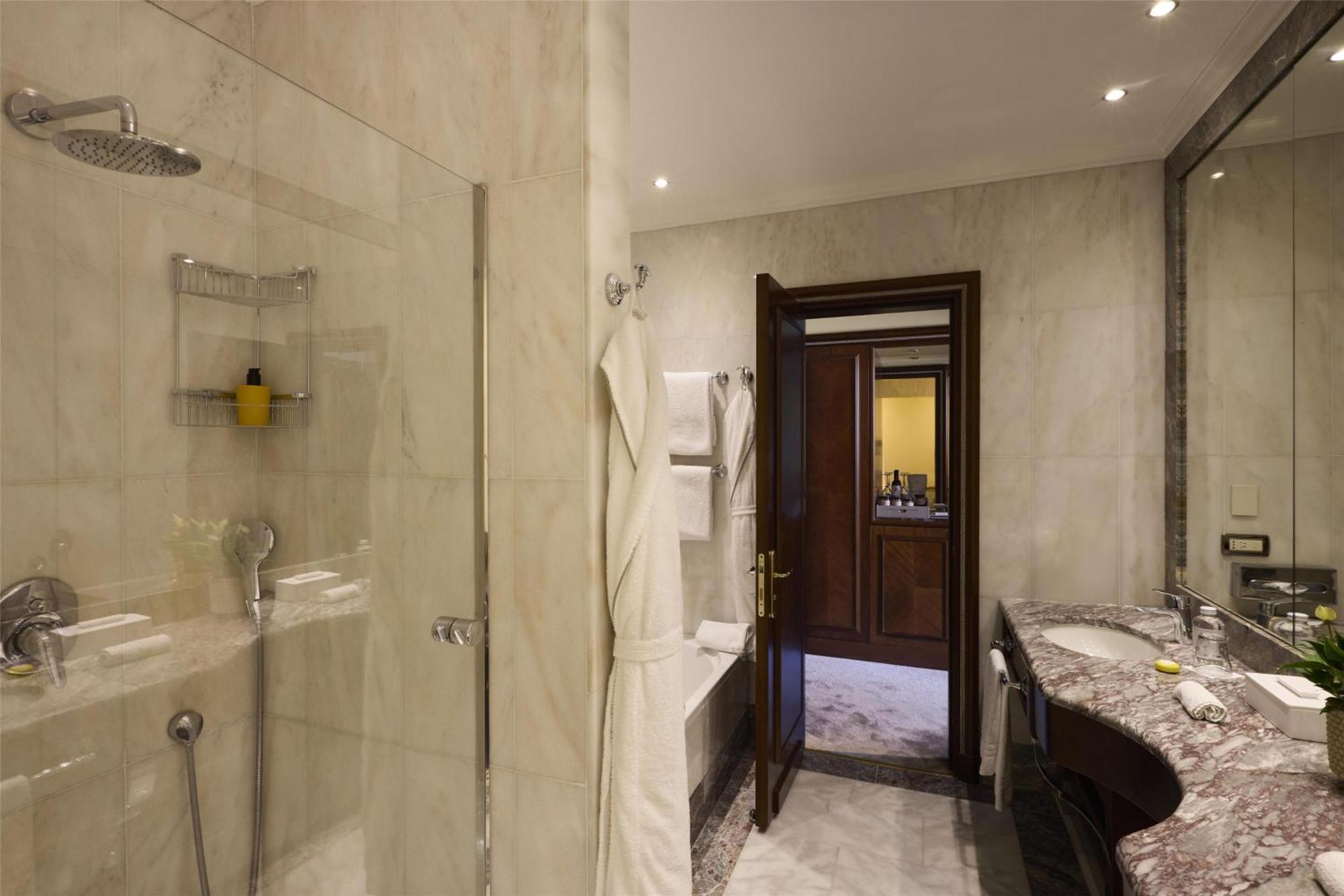 Suite Junior avec Balcon - Vue sur Piazza