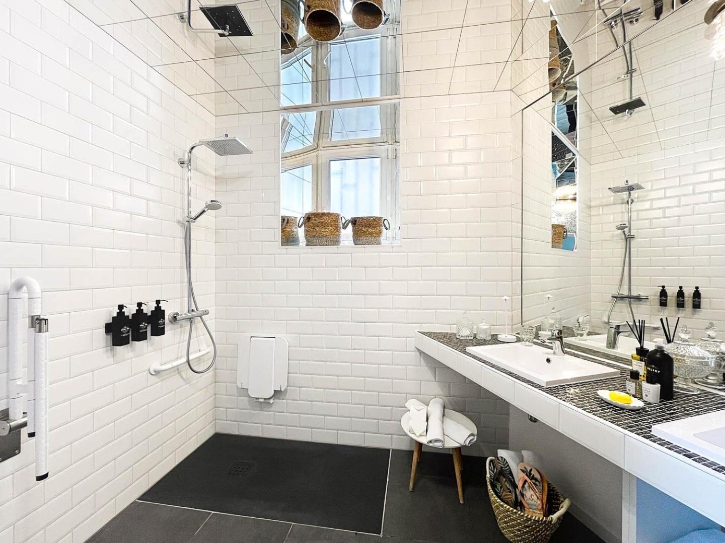 Chambre Double ou Lits Jumeaux - Accessible aux Personnes à Mobilité Réduite