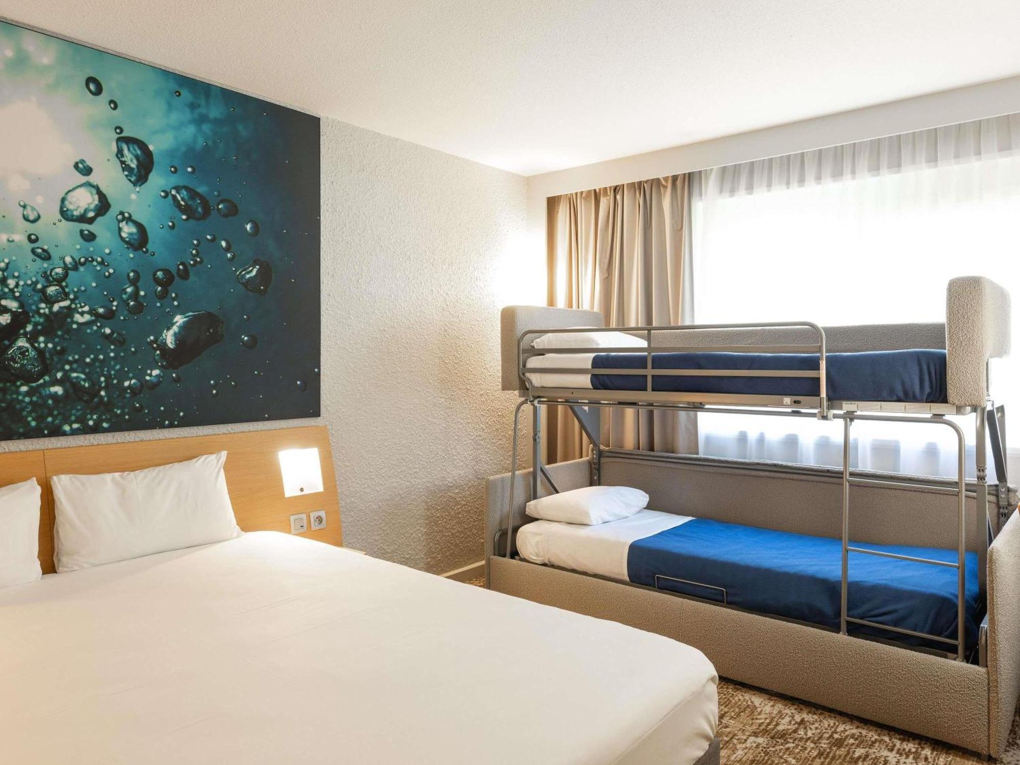 Chambre Standard avec 1 Lit Double et 2 Lits Simples