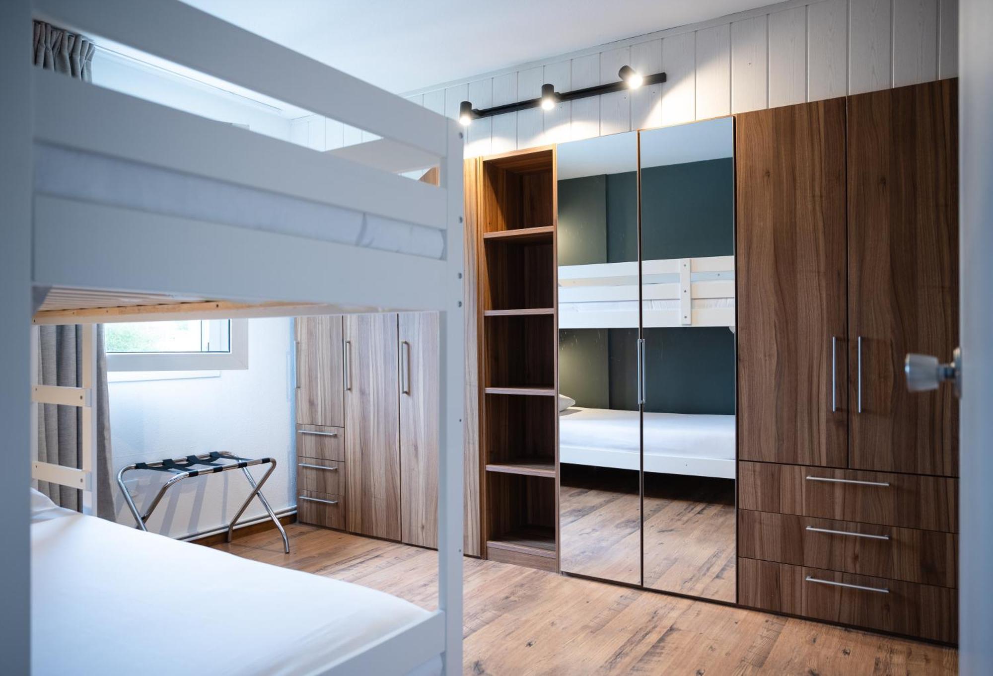 Chambre Quadruple Standard avec 1 Lit Double et 2 Lits Simples