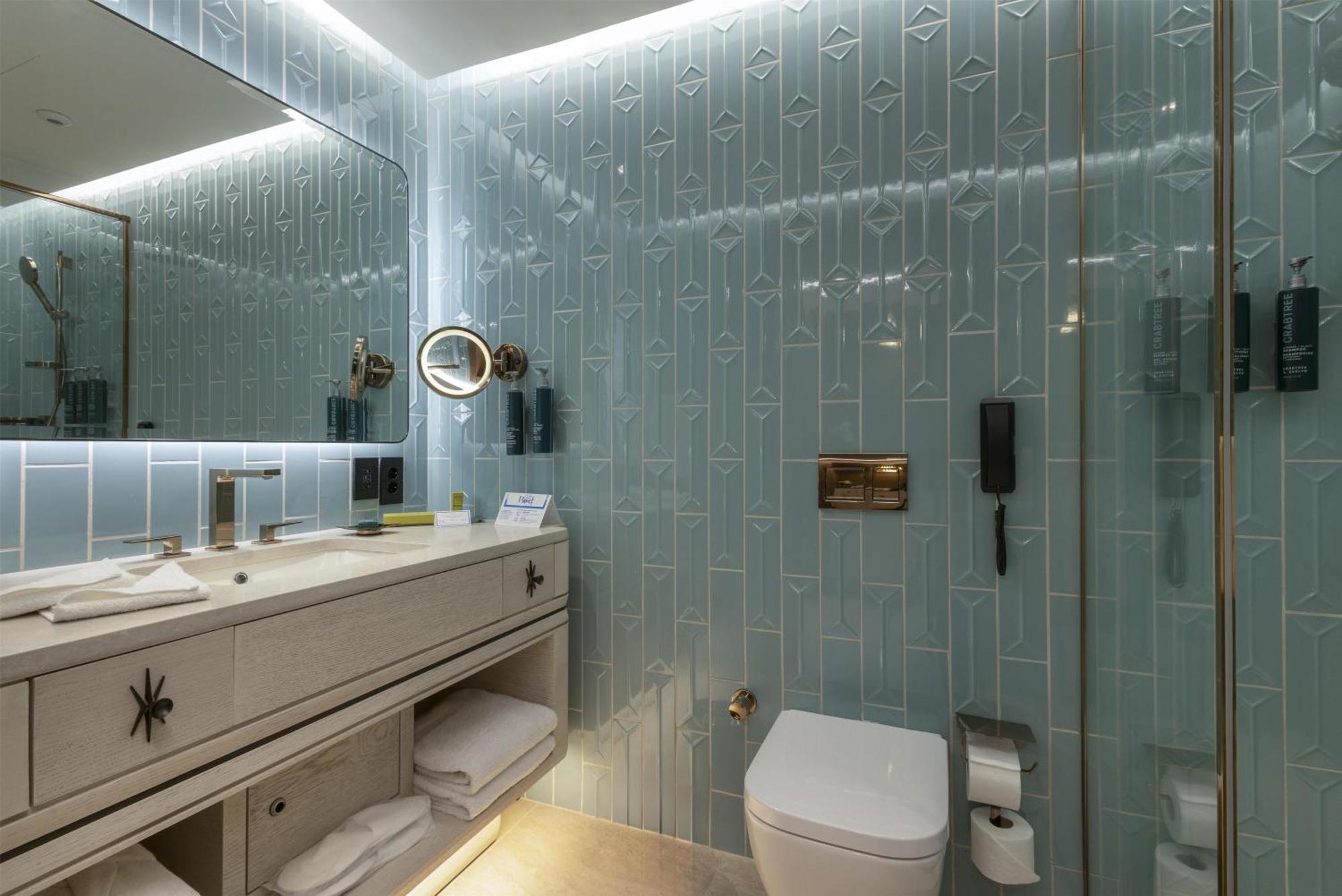 Chambre Lit Queen-Size Accessible aux Personnes à Mobilité Réduite