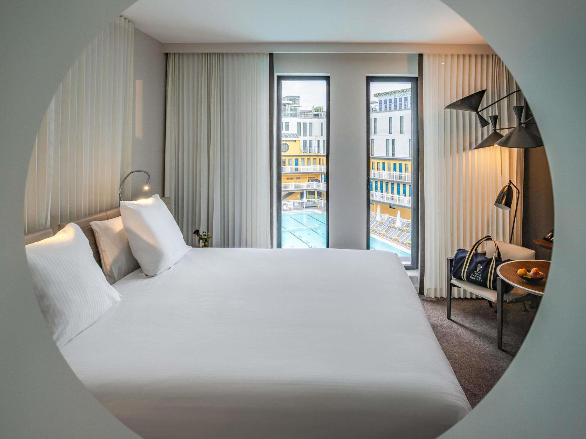 Suite Lit King-Size avec Coin Salon et Canapé-Lit - Vue sur Piscine