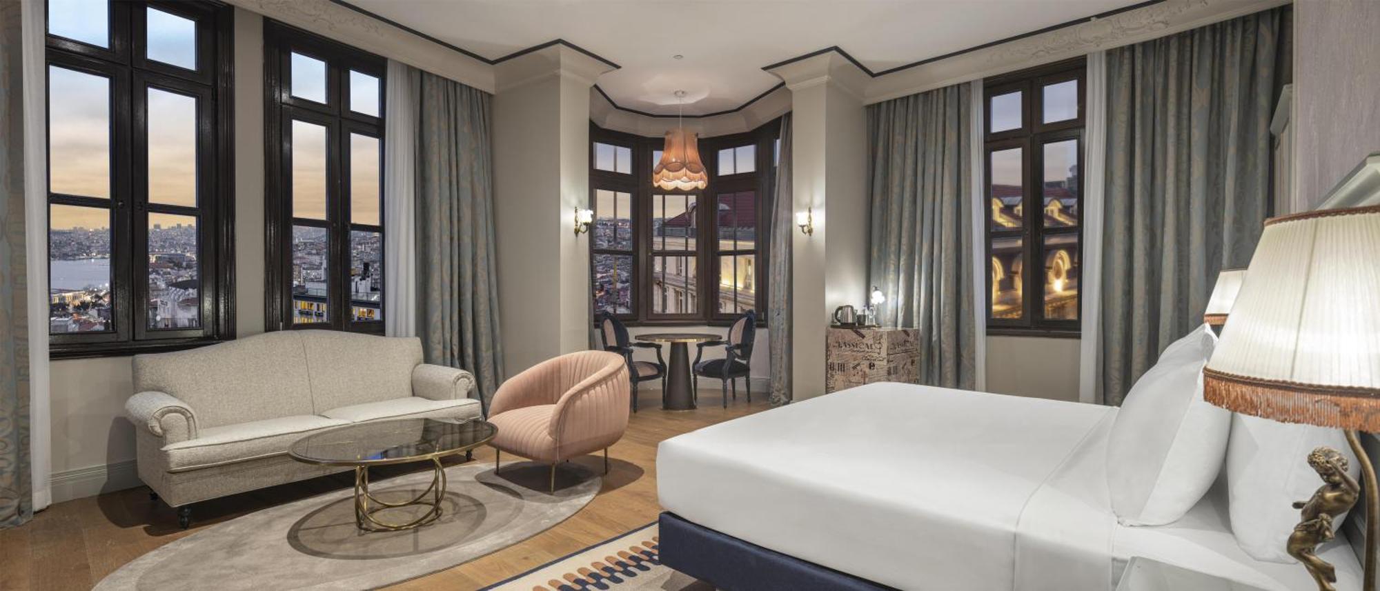 Junior Corner King Suite with City View