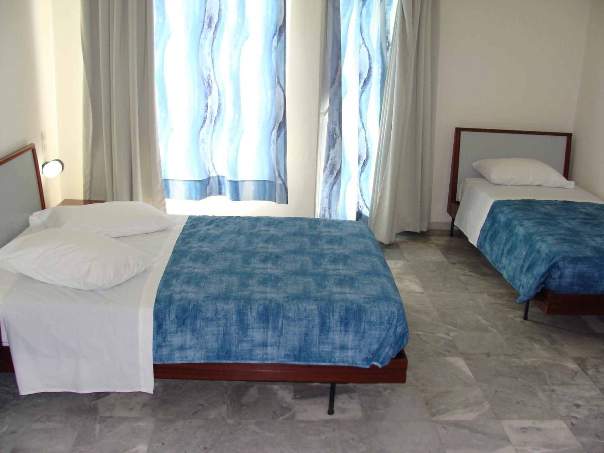 Chambre Triple - Vue sur la Piscine