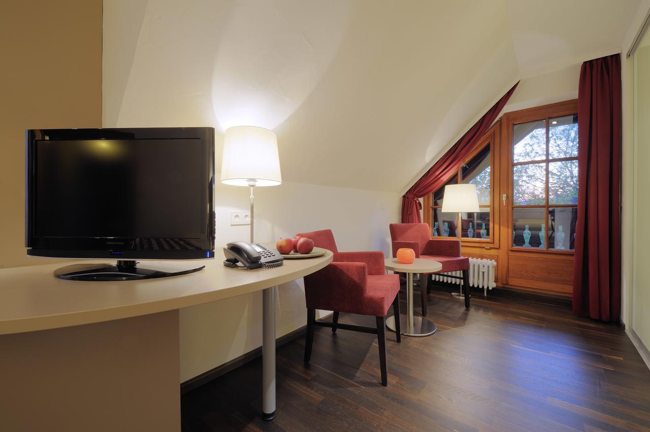 Chambre Double Élégance avec Balcon - Vue Latérale sur Lac