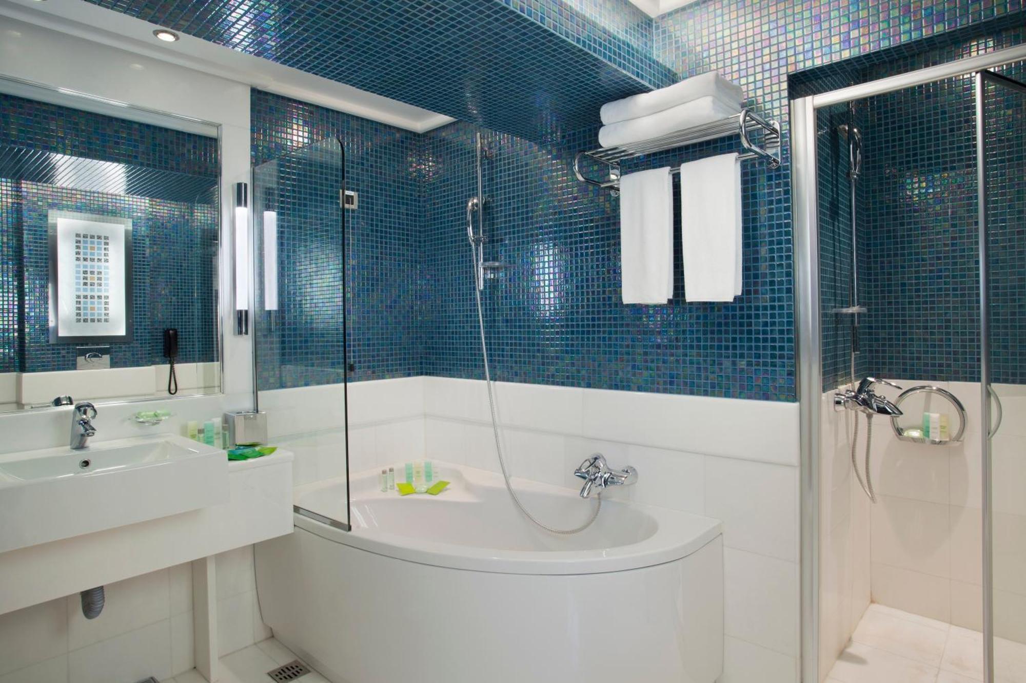 Chambre Double Premium avec 2 Lits Doubles et Accès au Salon