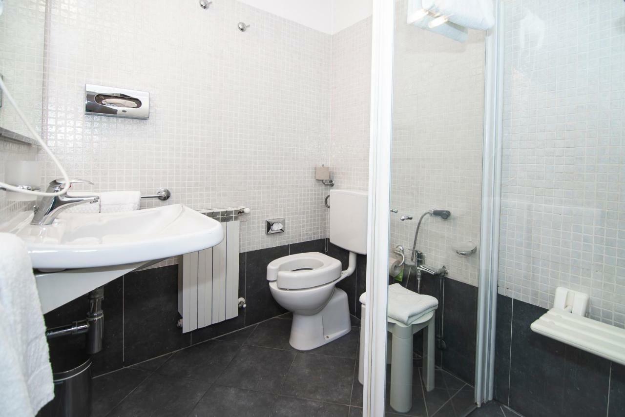Double or Twin Room - Disability Access,807186651:JPEG