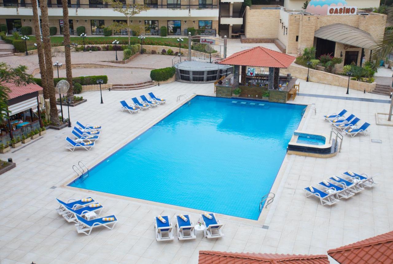 Chambre Lit Queen-Size - Vue sur Piscine