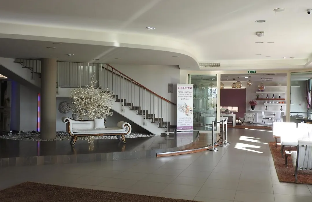 Yes Hotel Touring & Spa-1