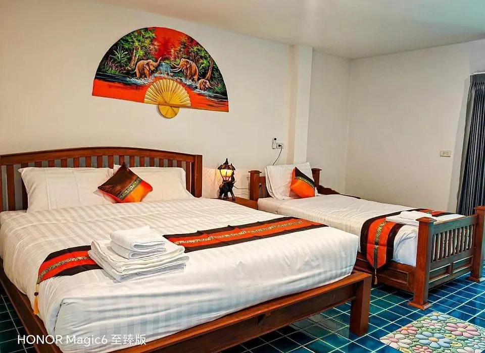 Baan Khlong Mae Kha Hotel-1