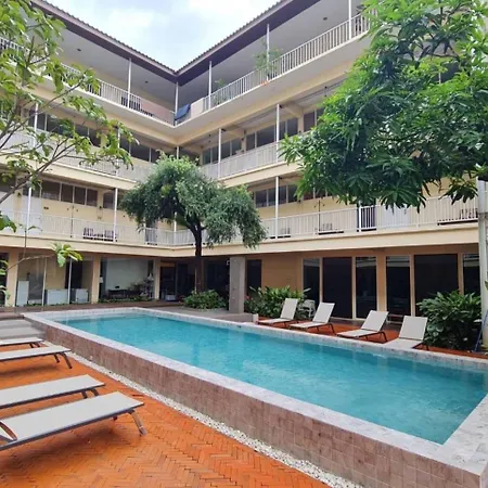 Feung Nakorn Balcony Rooms And Cafe-3