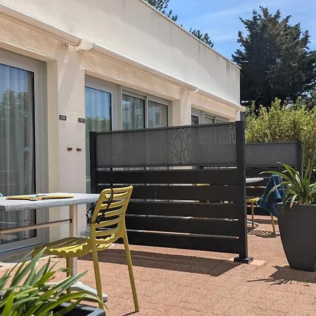 Résidence avec Piscine face au port 200m plage-2