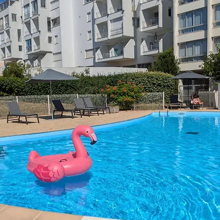 Résidence avec Piscine face au port 200m plage-3