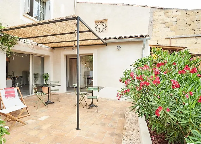 Maison 1634 - Climatisation, piscine, parking, centre ville, petit-dejeuner compris Pézenas