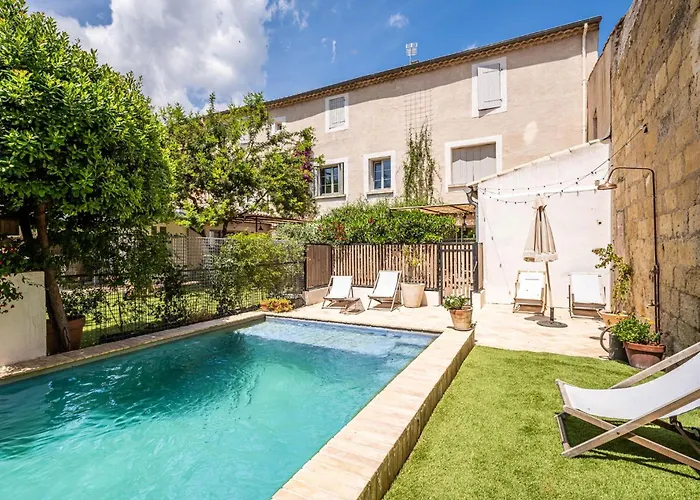 Maison 1634 - Climatisation, piscine, parking, centre ville, petit-dejeuner compris Pézenas
