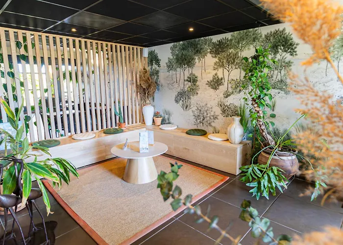 Hôtel les jardins du canal - solaire eco responsable - piscine - parking - garage - bornes électriques - accueil vélos - kids friendly Aigues-Mortes